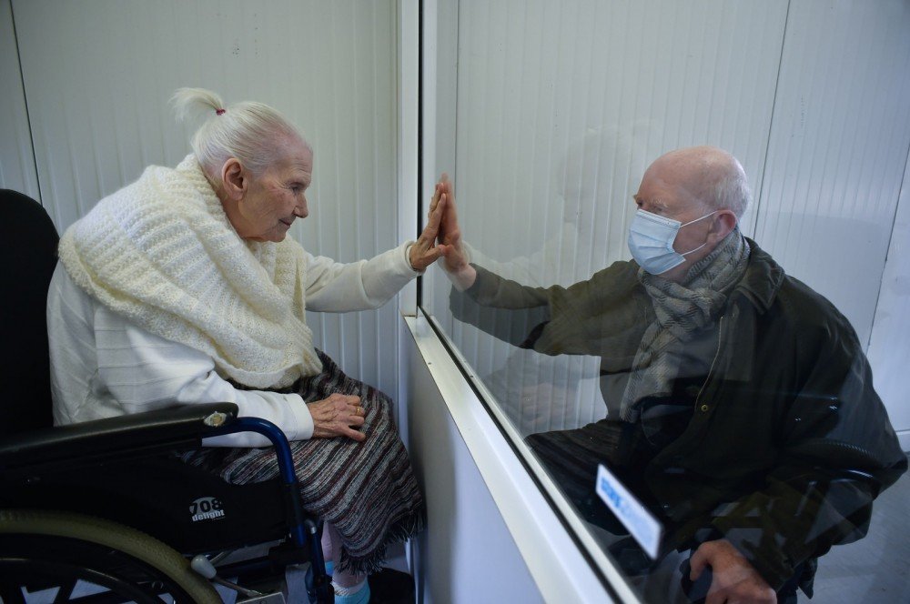 Idosos perdem em média uma década de vida ao morrer por Covid-19