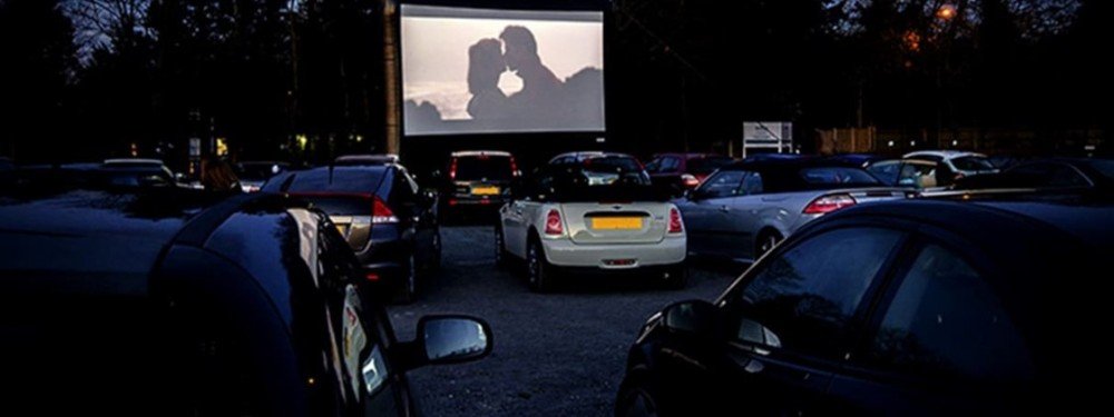 Cinemas drive-in se tornam tendência pelo mundo durante pandemia