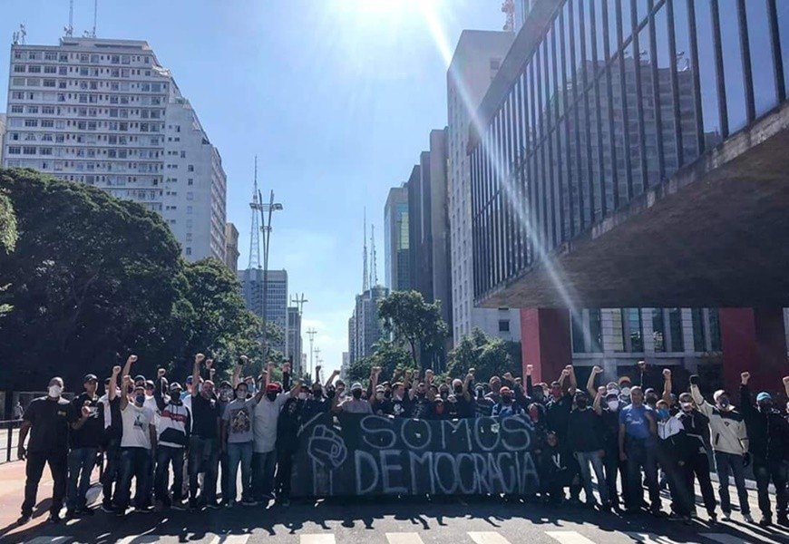 A torcida do Corinthians impediu ato dos manifestantes contrários à democracia.
