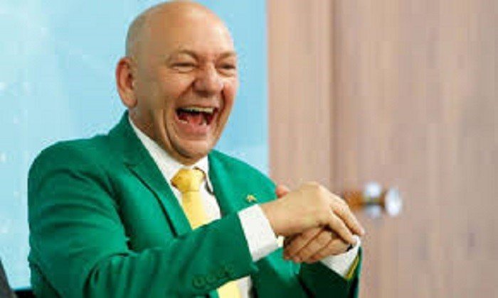 ‘Véio da Havan’ vende feijão e arroz para driblar a justiça