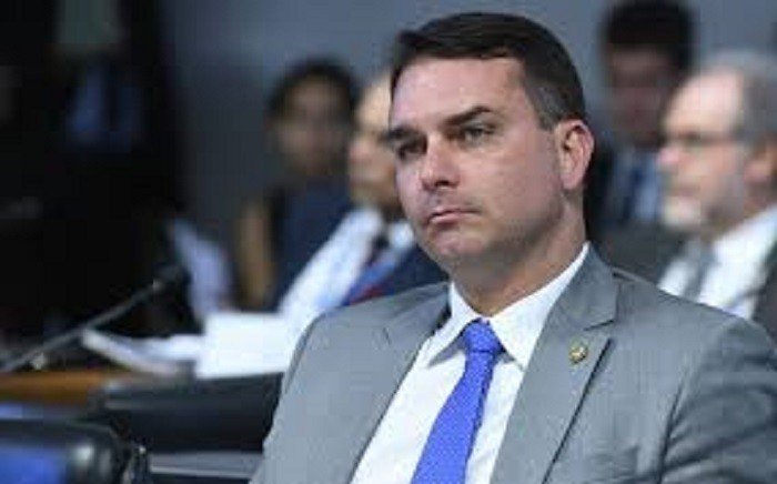 Flávio Bolsonaro - Acusado de lavagem de dinheiro, tentou ser sócio de fábrica de sabão