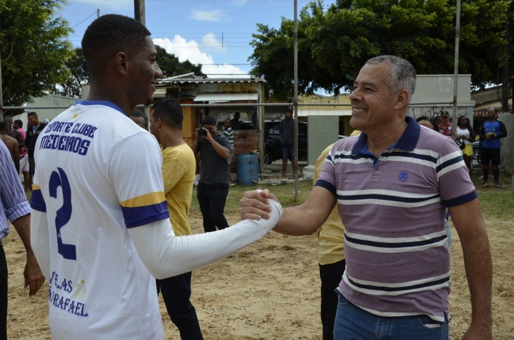 Após recuperação do campo, Prefeito participa da abertura de Campeonato do Barreiro