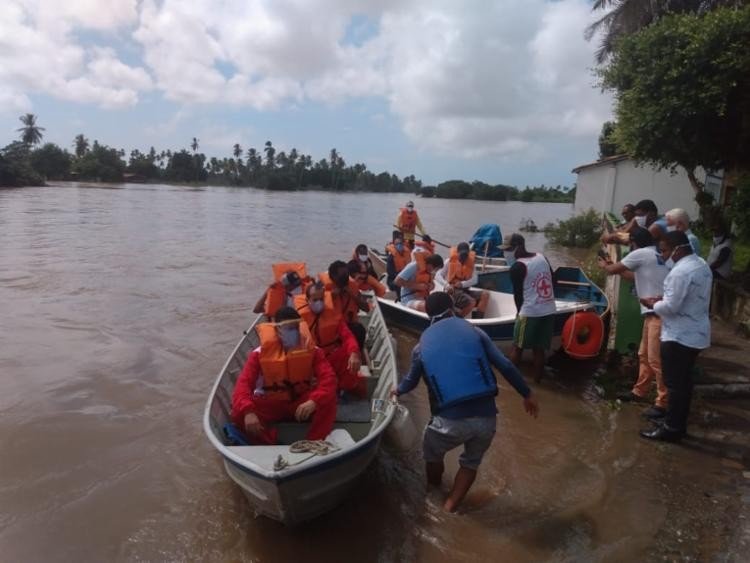 Conde-BA: Pessoas ilhadas são resgatadas pelos bombeiros