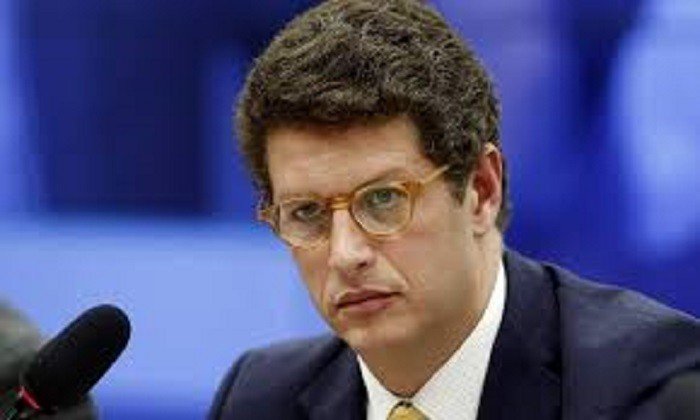 Senadores acionam MP e pedem afastamento do ministro Ricardo Salles