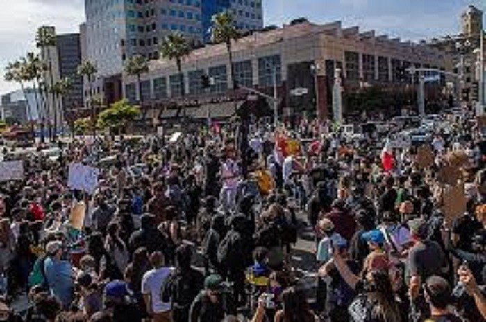 Washington - Manifestantes ignoram toque de recolher e ocupam ruas em novo ato antirracista