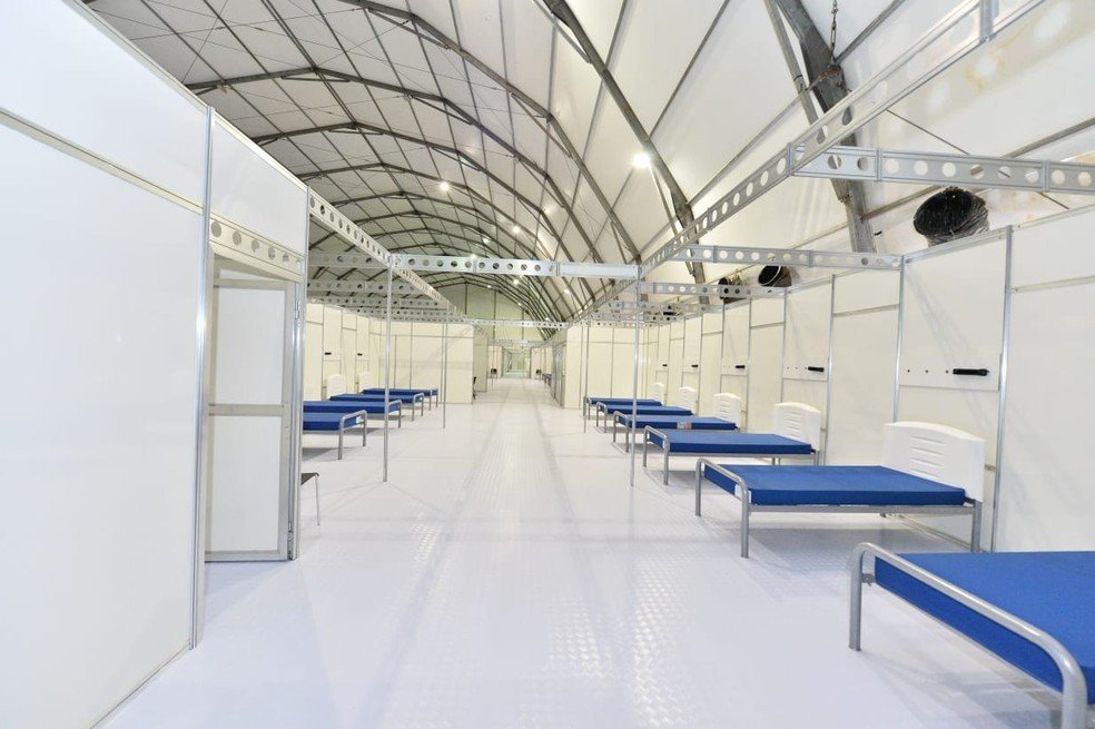 Bolsonaro inaugura hospital de campanha em Goiás e leva tombo após chegar de helicóptero