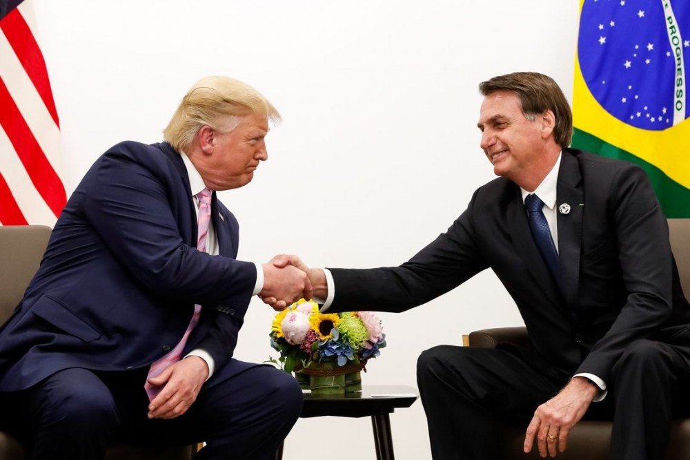 Trump cita Brasil como mau exemplo no combate ao coronavírus