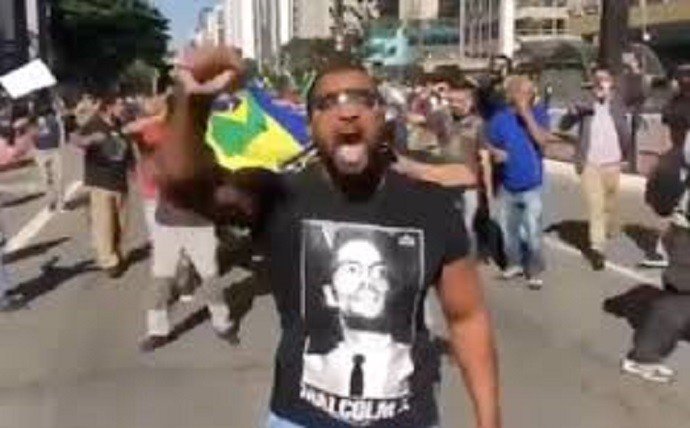 Torcedor antifascista perde emprego após enfrentar bolsonaristas