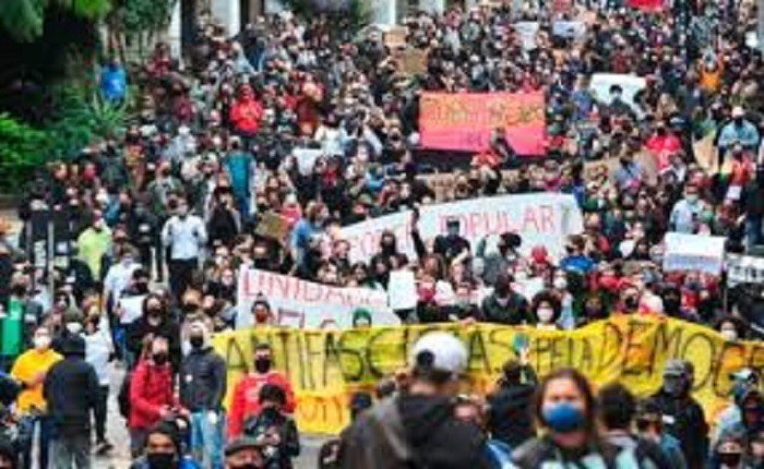 Antifascistas marcham em Brasília pelo 