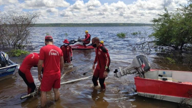 Bombeiros suspendem buscas desta sexta por vítimas do naufrágio
