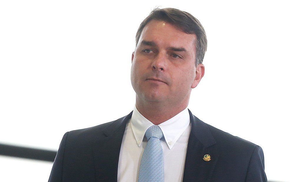 Senador Flávio Bolsonaro depõe por vídeo sobre caso das 'rachadinhas'