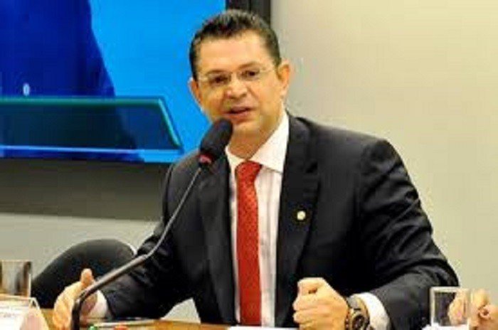 Defensor da Cloroquina, deputado Sóstenes diz que para ele não funcionou