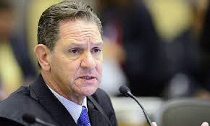 Presidente do STJ é criticado por promover escritório de advocacia dos filhos