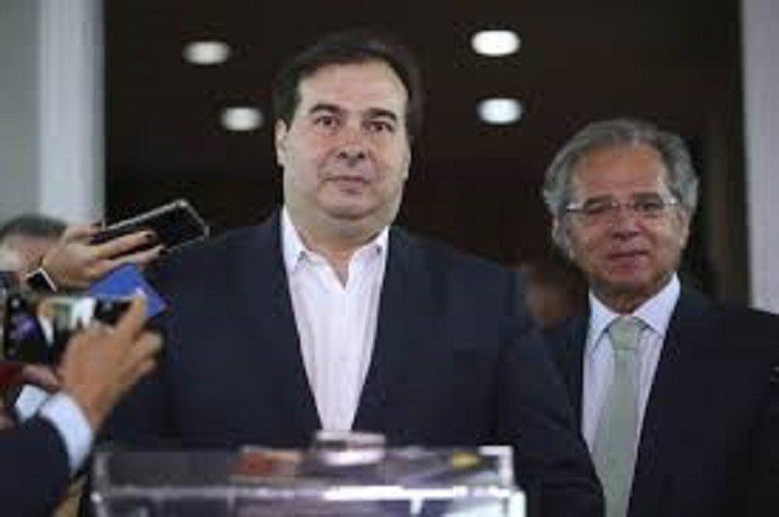 Paulo Guedes e Rodrigo Maia se reaproximam em nome da reforma tributária