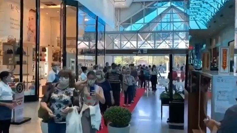 Blumenau torna a fechar o comércio, reaberto com festa ainda em abril