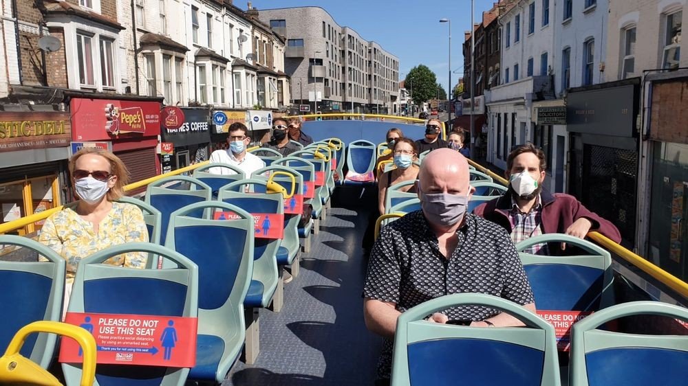Empresa de Londres testa ônibus de teto aberto contra vírus