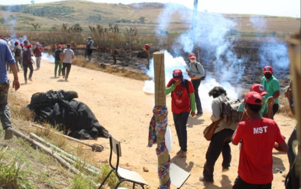 PM de Zema usa veículo blindado e bombas de gás em despejo de famílias do MST