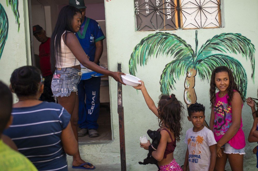 Complexo do Alemão, ignorado pelo governo, encontrou em Rene Silva a ajuda para organizar uma resposta comunitária à pandemia
