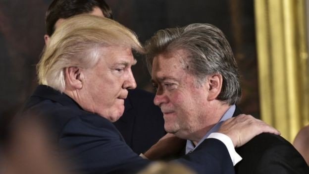 Ex-estrategista de Trump paga fiança para sair da prisão
