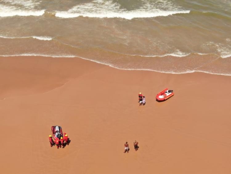Buscas por adolescente desaparecido na praia da Boca do Rio são suspensas nesta sexta (21)