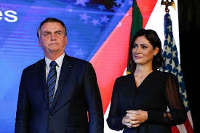 Mais de um milhão de mensagens questionam Bolsonaro sobre repasses a primeira-dama