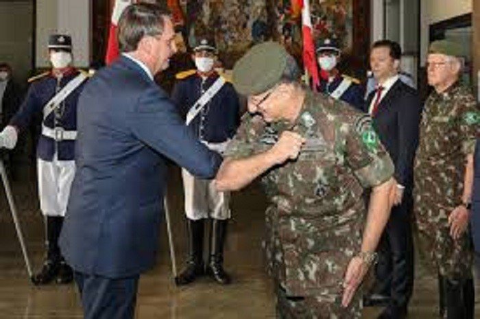 Bolsonaro regulamenta adicional de compensação para agradar a militares enquanto reduz ganhos de civis
