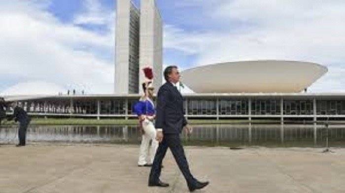 Governo e congresso se unem para tentar desviar 10 bi de verba da Covid para obras