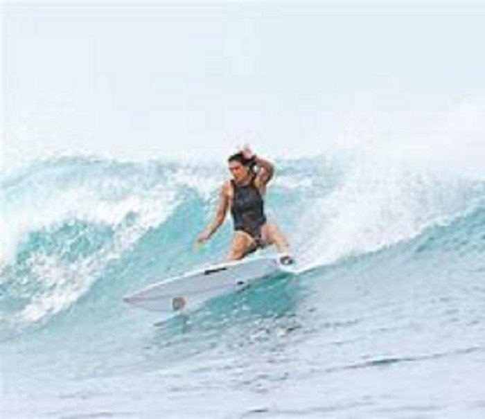 Maya Gabeira, surfista brasileira, quebra recorde de maior onda surfada