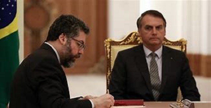 Segundo Miriam Leitão, Bolsonaro e Ernesto Araújo estão tirando dinheiro do Brasil e dando para EUA