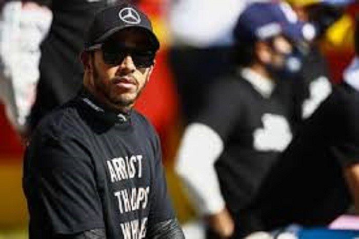 O piloto Lewis Hamilton vai continuar a protestar contra racismo