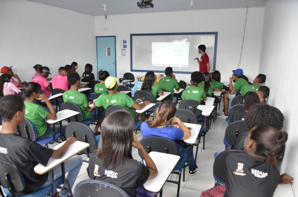 Alunos da rede municipal tiram dúvidas em mais um aulão preparatório para a Prova Brasi