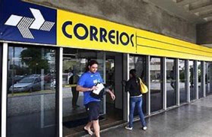 O ministro das Comunicações afirmou que há cinco empresas interessadas na compra dos Correios.