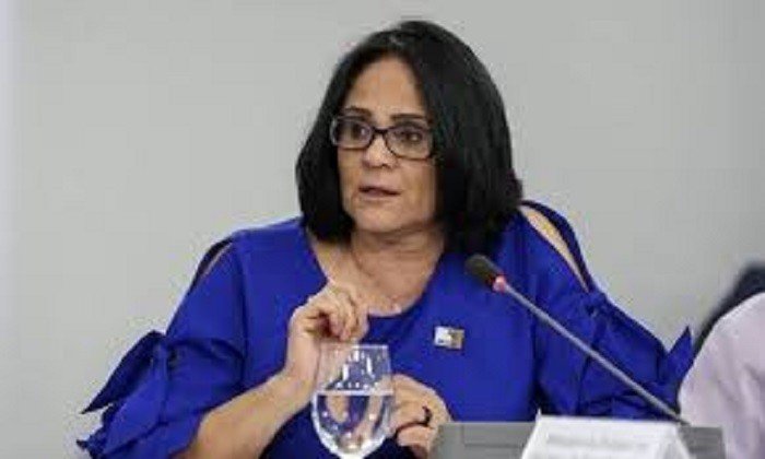 PF chega a ex-funcionários de Damares ao investigar financiamentos a sites de extrema direita