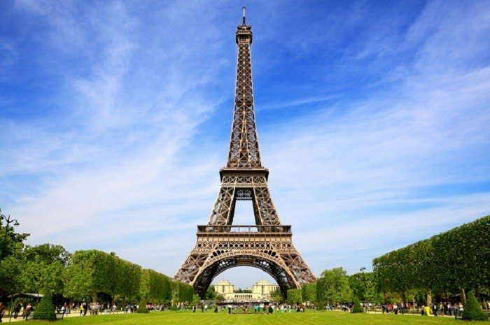 Por suspeita de bomba a Torre Eiffel é evacuada