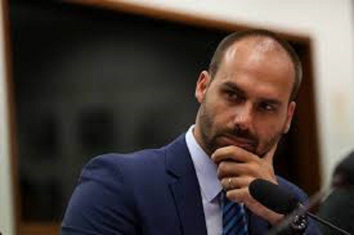 Eduardo Bolsonaro está fugindo da Justiça para não receber intimação para depor em ação de família de Lula