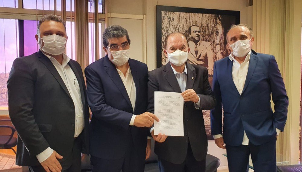 Contrato para implantação de indústria de fios de tecido é assinado