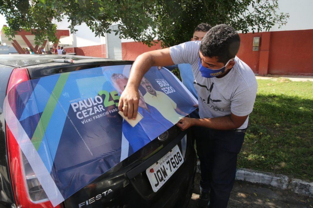 Paulo Cezar inicia campanha com adesivaço no estacionamento do Carneirão.