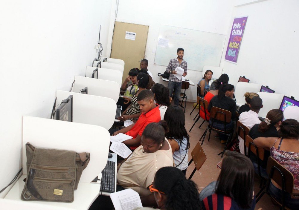 SEDEA movimenta Biblioteca Municipal com oficina de informática básica