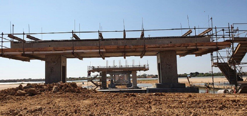 Comitiva formada pela SDE, BNB e Sudene visita obra da Ponte do Feijão