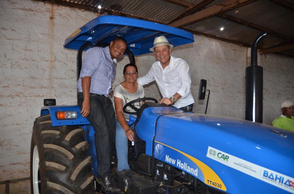Deputado Joseildo entrega trator para a comunidade de Colônia 1, em Inhambupe
