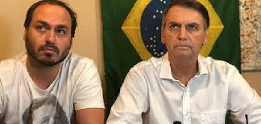 Presidente Jair Bolsonaro faz doação irregular para a campanha de seu filho Carlos, candidato à reeleição para vereador no Rio de Janeiro