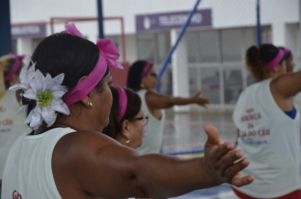 SEMAS realiza palestra do Outubro Rosa e aulão fitness no CRAS da Praça do CEU