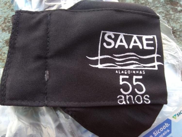 Justiça proíbe SAAE de Alagoinhas de distribuir máscaras com número 55