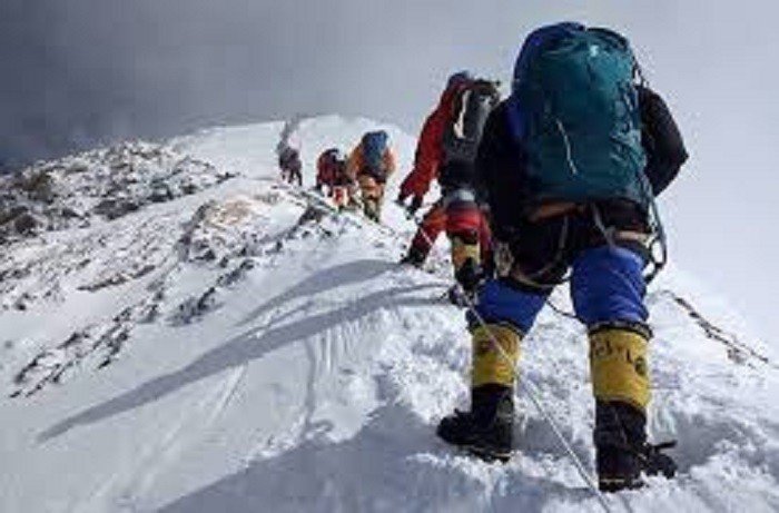 Guia é processado por evitar perigo no Everest