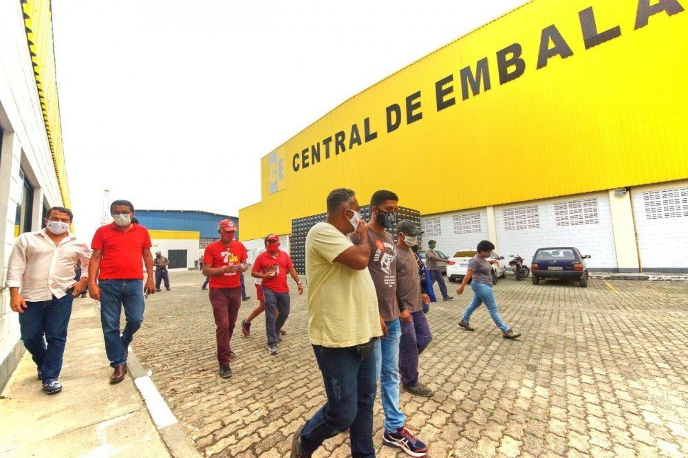Radiovaldo Costa conversou com trabalhadores da empresa Central de Embalagens