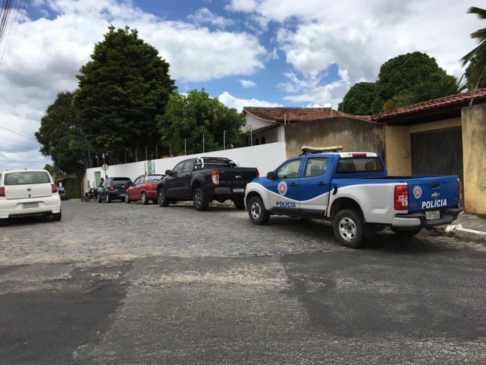 A Justiça Eleitoral, acompanhada da PM, cumpre mandado no núcleo da campanha de Paulo Cezar