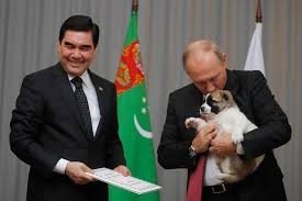 Turcomenistão: Presidente inaugura estátua de um cachorro
