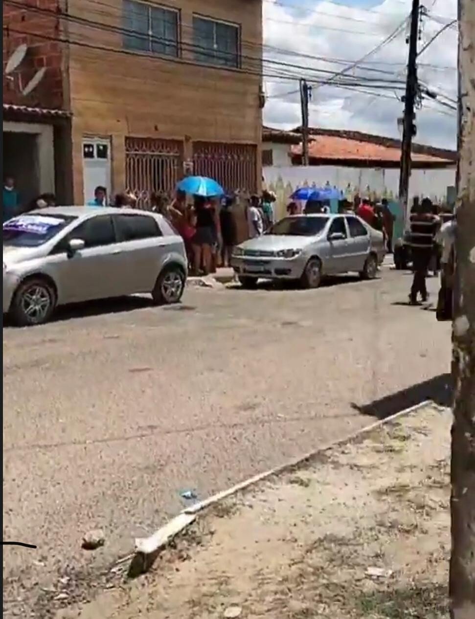 Alagoinhas - Eleitora reclama da fila para votar no Colégio Tancredo Neves no bairro Barreiro