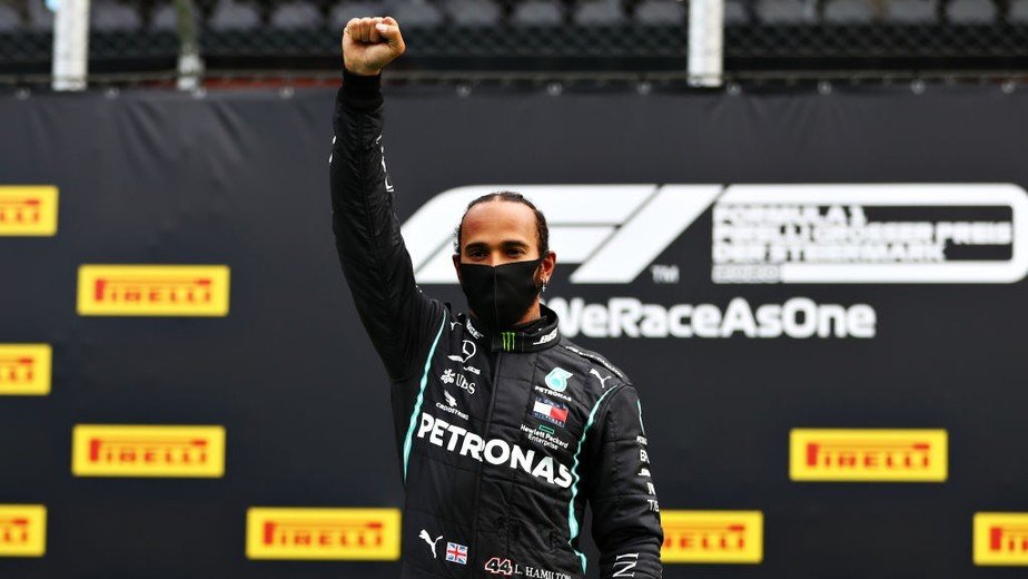 Lewis Hamilton posta foto de protesto contra morte em Porto Alegre: