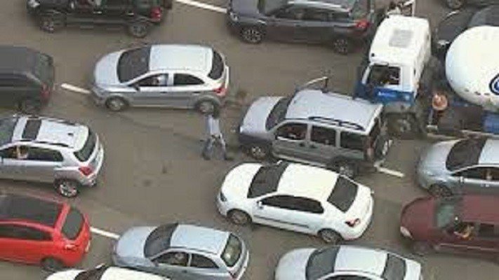 Motorista ‘perde’ o carro em engarrafamento e fica vagando por meia hora em rodovia